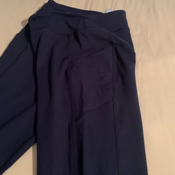 Boutique brand Size 2 Capri leggings with side pocket - Picture 3 of 3